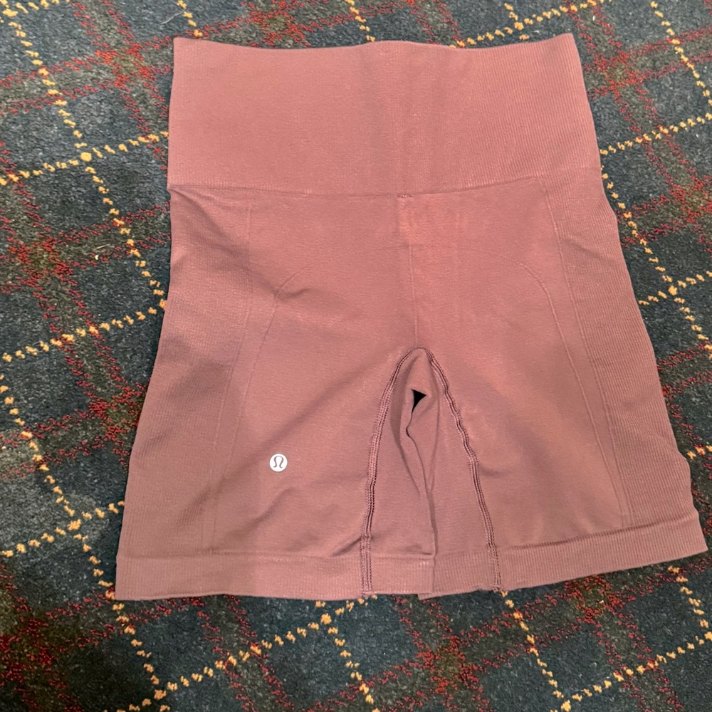 Lululemon Align High-Rise Short. In perfect condition! Size 6 in garnet color.